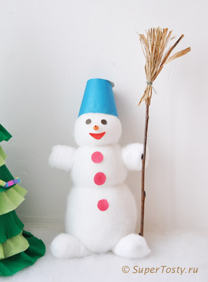 Снеговик из ваты, синтепона, и пластиковой бутылочки. Метла для снеговика - фото. Поделки к новому году с детьми