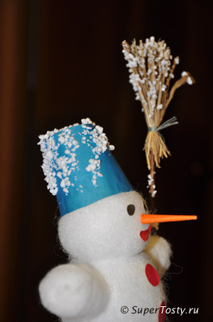 Снеговик из ваты, синтепона, и пластиковой бутылочки - фото. Снеговик в снегу из пенопласта Поделки к новому году с детьми